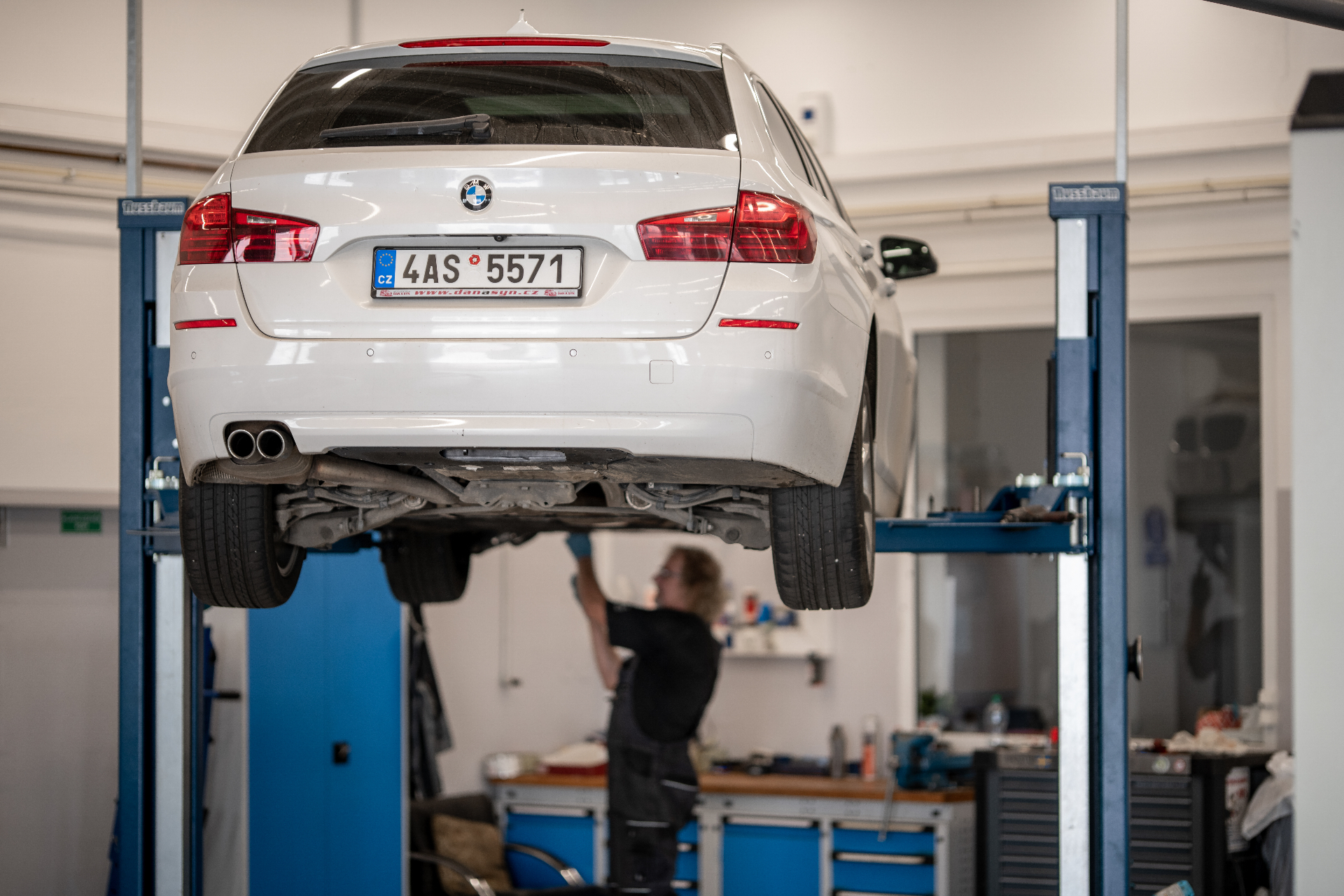 BMW na zvedáku při servisu podvozku