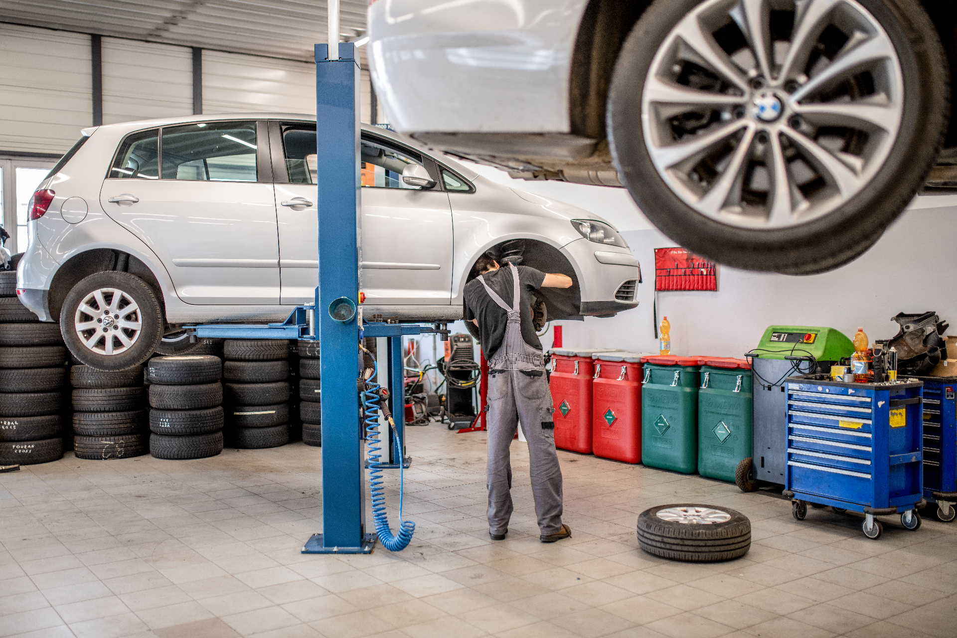 Vůz na zvedáku v dílně Autoservis DAN A SYN