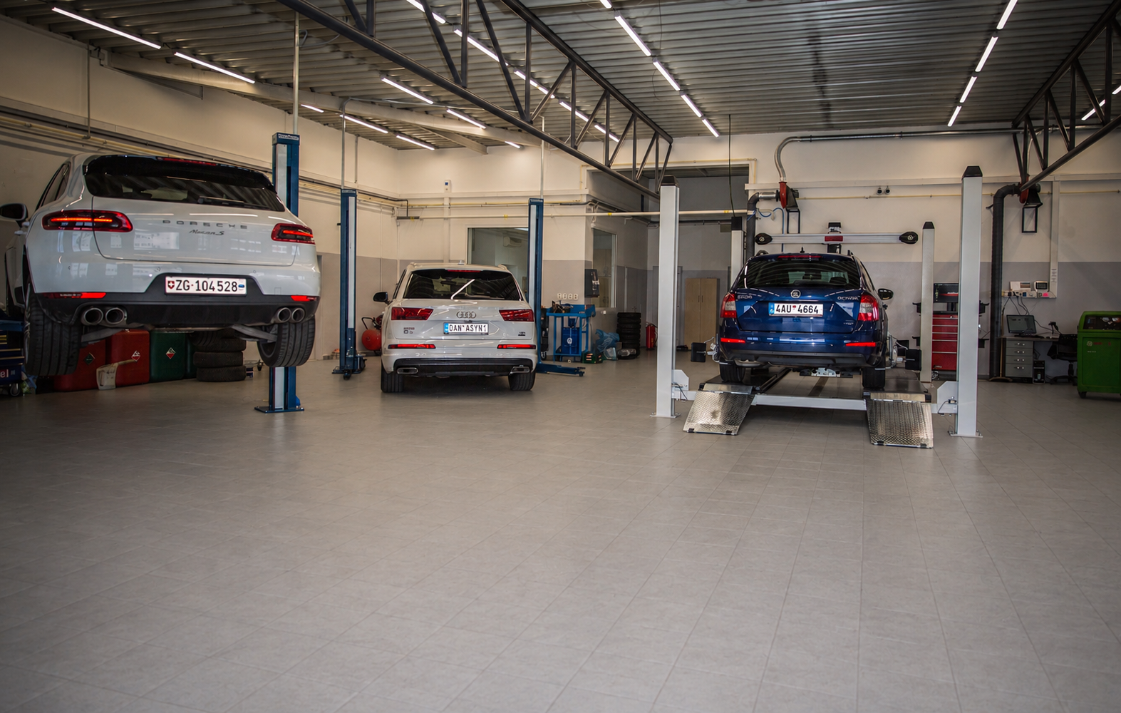 Čistá servisní hala s více vozy Autoservis DAN A SYN