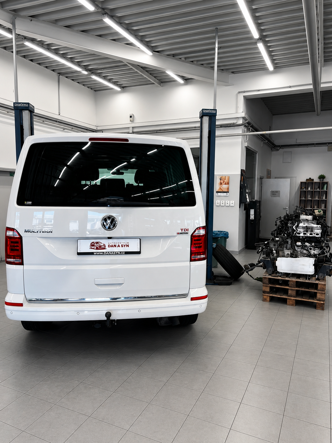 Servisní zóna s vozem Volkswagen v dílně